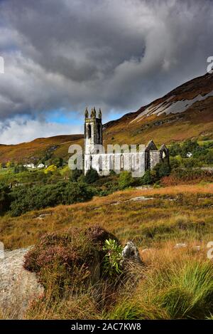 Ominöse Wolken umkreisen die verderbliche Dunlewey-Kirche am Fuße des Mount Errigal, dem höchsten Gipfel des Derryveagh Gaeltacht, Vergiftet Glen, Irland. Stockfoto