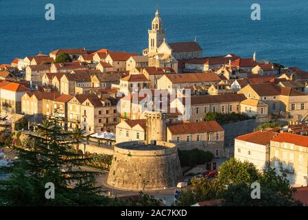 Blick auf den mittelalterlichen Straßen und Gebäude in der historischen Altstadt von Korcula vor der Insel Peljesac bei Sonnenuntergang, Kroatien Stockfoto