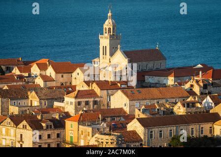 Kirche Sv. Marko und Gebäude der historischen Altstadt von Korcula vor der Insel Peljesac bei Sonnenuntergang, Süddalmatien, Kroatien Stockfoto