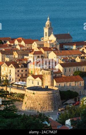 Blick auf den mittelalterlichen Straßen und Gebäude in der historischen Altstadt von Korcula vor der Insel Peljesac bei Sonnenuntergang, Kroatien Stockfoto