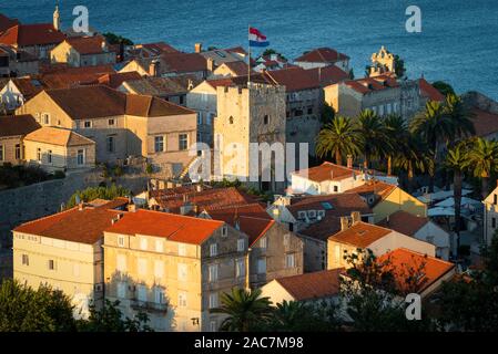 Blick auf die Stadt Tor, die mittelalterlichen Gassen und Gebäuden der historischen Altstadt von Korcula vor der Insel Peljesac bei Sonnenuntergang, Kroatien Stockfoto