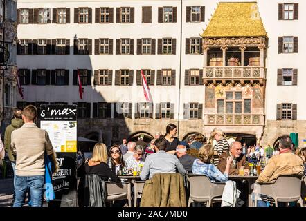 INNSBRUCK, Österreich - Oktober 26, 2019: Detail der berühmten Goldenen Dachl Innsbruck in Österreich. Das Goldene Dachl, Es ist die Stadt der berühmtesten angesehen Stockfoto