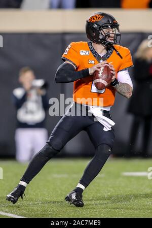 Stillwater, OK, USA. 30 Nov, 2019. Oklahoma State quarterback Dru Braun (6) mit der Kugel während eines Fußballspiels zwischen der Universität von Oklahoma Sooners und Oklahoma State Cowboys an Boone Pickens Stadion in Stillwater, OK. Grau Siegel/CSM/Alamy leben Nachrichten Stockfoto