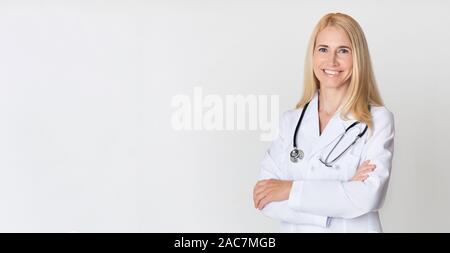 Healthcare Konzept. Frau mittleren Alters Arzt in Uniform Stockfoto