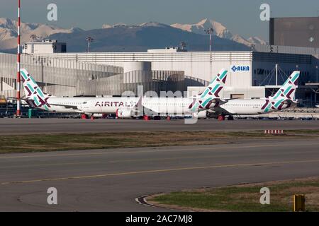 3 von Air Italien Boeing 737-800 MAX am Mailand Malpensa Flughafen nach der berühmte Erdung gespeichert. Stockfoto