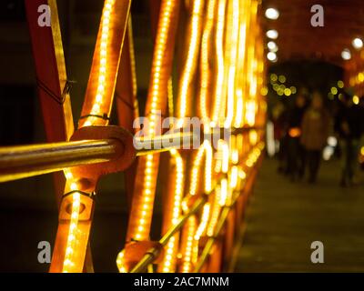 Detail der von Girona Eiffel Brücke (Pont de les Peixateries Velles) mit Weihnachtsbeleuchtung und unscharfen Hintergrund bei Nacht Stockfoto