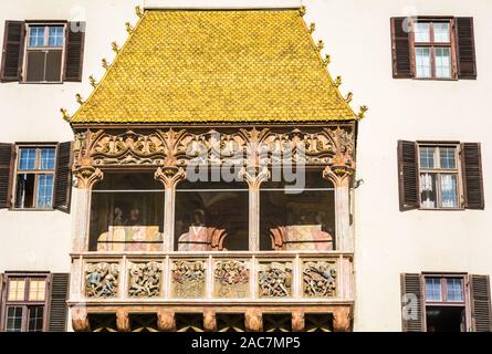 Detail der berühmten Goldenen Dachl Innsbruck in Österreich. Das Goldene Dachl ist am berühmtesten Wahrzeichen der Stadt als Stockfoto