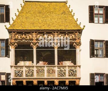 Detail der berühmten Goldenen Dachl Innsbruck in Österreich. Das Goldene Dachl ist am berühmtesten Wahrzeichen der Stadt als Stockfoto