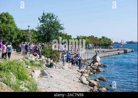 Die berühmte Kleine Meerjungfrau in Kopenhagen, Dänemark. Stockfoto