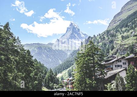 Amazing Alpine Village Zermatt in der Schweiz von Wald umgeben. Berühmte Matterhorn im Hintergrund. Schweizer Alpen, alpine Landschaft. Reiseziele, schönen europäischen Orten. Stockfoto