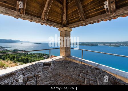 Panorama von der Loggia vor dem Franziskanerkloster in der Nähe von Orebic mit Blick auf Korcula und der Halbinsel Peljesac, Dalmatien, Kroatien Stockfoto