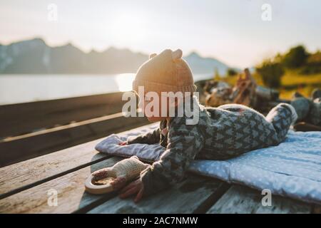 Baby Reisende genießen Berge Familie Tätigkeit gesunde Lebensweise mit Kindern Ferien im Freien kind Mädchen Natur erkunden Stockfoto