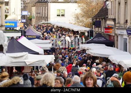 Frome, Somerset, UK. 1. Dezember 2019. Der jährliche Weihnachtsmarkt zieht Tausende von Menschen in den engen Gassen des kleinen Stadt in Somerset. Hunderte von unabhängigen stall Inhaber mit einer Reihe von Handwerk, Essen und Vintage waren die Massen locken. Dieser lebendigen Ereignis monatliche Veranstaltung bekannt in der Region mit vielen Reisen aus über die South West England mit den Weihnachtsmarkt einer der festen Favoriten und Tradition in der saisonalen Kalender zu besuchen geworden ist. Credit: Casper Farrell/Alamy Nachrichten Stockfoto