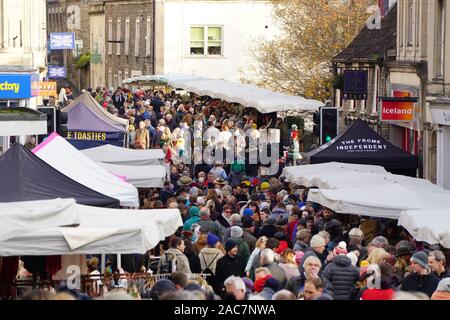 Frome, Somerset, UK. 1. Dezember 2019. Der jährliche Weihnachtsmarkt zieht Tausende von Menschen in den engen Gassen des kleinen Stadt in Somerset. Hunderte von unabhängigen stall Inhaber mit einer Reihe von Handwerk, Essen und Vintage waren die Massen locken. Dieser lebendigen Ereignis monatliche Veranstaltung bekannt in der Region mit vielen Reisen aus über die South West England mit den Weihnachtsmarkt einer der festen Favoriten und Tradition in der saisonalen Kalender zu besuchen geworden ist. Credit: Casper Farrell/Alamy Nachrichten Stockfoto