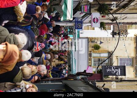 Frome, Somerset, UK. 1. Dezember 2019. Der jährliche Weihnachtsmarkt zieht Tausende von Menschen in den engen Gassen des kleinen Stadt in Somerset. Hunderte von unabhängigen stall Inhaber mit einer Reihe von Handwerk, Essen und Vintage waren die Massen locken. Dieser lebendigen Ereignis monatliche Veranstaltung bekannt in der Region mit vielen Reisen aus über die South West England mit den Weihnachtsmarkt einer der festen Favoriten und Tradition in der saisonalen Kalender zu besuchen geworden ist. Credit: Casper Farrell/Alamy Nachrichten Stockfoto