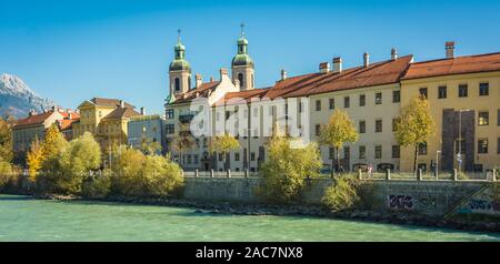 NNSBRUCK, Österreich - Oktober 26, 2019: Blick auf die alte Paläste mit den San Giacomo Türme der Kathedrale auf dem Inn Bank - Innsbruck, Tirol, Österreich Stockfoto