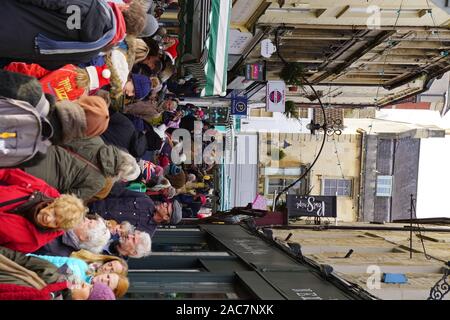 Frome, Somerset, UK. 1. Dezember 2019. Der jährliche Weihnachtsmarkt zieht Tausende von Menschen in den engen Gassen des kleinen Stadt in Somerset. Hunderte von unabhängigen stall Inhaber mit einer Reihe von Handwerk, Essen und Vintage waren die Massen locken. Dieser lebendigen Ereignis monatliche Veranstaltung bekannt in der Region mit vielen Reisen aus über die South West England mit den Weihnachtsmarkt einer der festen Favoriten und Tradition in der saisonalen Kalender zu besuchen geworden ist. Credit: Casper Farrell/Alamy Nachrichten Stockfoto