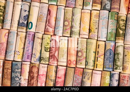 Verschiedene bunte Banknoten aus verschiedenen Ländern auf Rollen für die Illustration von Themen wie Handel, Banken, Medien, etc. Stockfoto