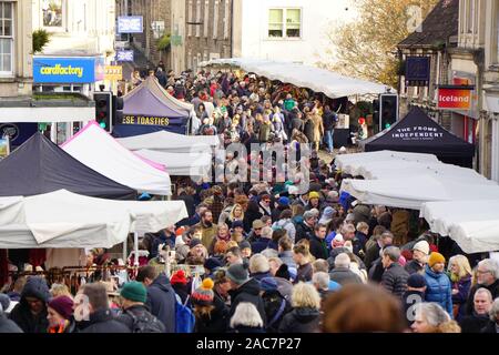 Frome, Somerset, UK. 1. Dezember 2019. Der jährliche Weihnachtsmarkt zieht Tausende von Menschen in den engen Gassen des kleinen Stadt in Somerset. Hunderte von unabhängigen stall Inhaber mit einer Reihe von Handwerk, Essen und Vintage waren die Massen locken. Dieser lebendigen Ereignis monatliche Veranstaltung bekannt in der Region mit vielen Reisen aus über die South West England mit den Weihnachtsmarkt einer der festen Favoriten und Tradition in der saisonalen Kalender zu besuchen geworden ist. Credit: Casper Farrell/Alamy Nachrichten Stockfoto