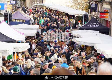 Frome, Somerset, UK. 1. Dezember 2019. Der jährliche Weihnachtsmarkt zieht Tausende von Menschen in den engen Gassen des kleinen Stadt in Somerset. Hunderte von unabhängigen stall Inhaber mit einer Reihe von Handwerk, Essen und Vintage waren die Massen locken. Dieser lebendigen Ereignis monatliche Veranstaltung bekannt in der Region mit vielen Reisen aus über die South West England mit den Weihnachtsmarkt einer der festen Favoriten und Tradition in der saisonalen Kalender zu besuchen geworden ist. Credit: Casper Farrell/Alamy Nachrichten Stockfoto