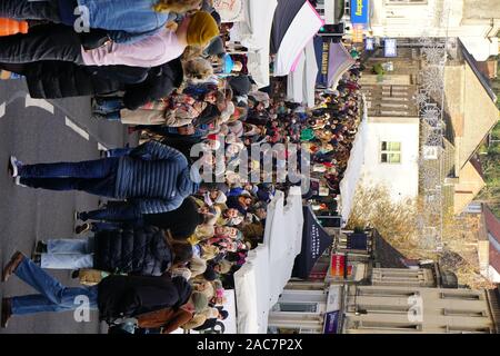 Frome, Somerset, UK. 1. Dezember 2019. Der jährliche Weihnachtsmarkt zieht Tausende von Menschen in den engen Gassen des kleinen Stadt in Somerset. Hunderte von unabhängigen stall Inhaber mit einer Reihe von Handwerk, Essen und Vintage waren die Massen locken. Dieser lebendigen Ereignis monatliche Veranstaltung bekannt in der Region mit vielen Reisen aus über die South West England mit den Weihnachtsmarkt einer der festen Favoriten und Tradition in der saisonalen Kalender zu besuchen geworden ist. Credit: Casper Farrell/Alamy Nachrichten Stockfoto