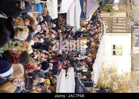 Frome, Somerset, UK. 1. Dezember 2019. Der jährliche Weihnachtsmarkt zieht Tausende von Menschen in den engen Gassen des kleinen Stadt in Somerset. Hunderte von unabhängigen stall Inhaber mit einer Reihe von Handwerk, Essen und Vintage waren die Massen locken. Dieser lebendigen Ereignis monatliche Veranstaltung bekannt in der Region mit vielen Reisen aus über die South West England mit den Weihnachtsmarkt einer der festen Favoriten und Tradition in der saisonalen Kalender zu besuchen geworden ist. Credit: Casper Farrell/Alamy Nachrichten Stockfoto