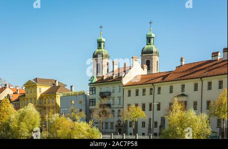 NNSBRUCK, Österreich - Oktober 26, 2019: Blick auf die alte Paläste mit den San Giacomo Türme der Kathedrale auf dem Inn Bank - Innsbruck, Tirol, Österreich Stockfoto