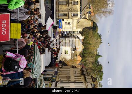 Frome, Somerset, UK. 1. Dezember 2019. Der jährliche Weihnachtsmarkt zieht Tausende von Menschen in den engen Gassen des kleinen Stadt in Somerset. Hunderte von unabhängigen stall Inhaber mit einer Reihe von Handwerk, Essen und Vintage waren die Massen locken. Dieser lebendigen Ereignis monatliche Veranstaltung bekannt in der Region mit vielen Reisen aus über die South West England mit den Weihnachtsmarkt einer der festen Favoriten und Tradition in der saisonalen Kalender zu besuchen geworden ist. Credit: Casper Farrell/Alamy Nachrichten Stockfoto