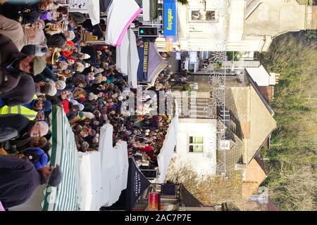 Frome, Somerset, UK. 1. Dezember 2019. Der jährliche Weihnachtsmarkt zieht Tausende von Menschen in den engen Gassen des kleinen Stadt in Somerset. Hunderte von unabhängigen stall Inhaber mit einer Reihe von Handwerk, Essen und Vintage waren die Massen locken. Dieser lebendigen Ereignis monatliche Veranstaltung bekannt in der Region mit vielen Reisen aus über die South West England mit den Weihnachtsmarkt einer der festen Favoriten und Tradition in der saisonalen Kalender zu besuchen geworden ist. Credit: Casper Farrell/Alamy Nachrichten Stockfoto