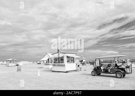 Miami, USA - Januar 10, 2016: Nahrungsmittel und Getränke Shop am Strand von South Beach in Miami, USA. Sommer Urlaub in Miami Beach Life. touristischen Auto auf South Beach Küste. Sommerpause im Beach Bar. reisen in die usa. Stockfoto