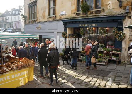 Frome, Somerset, UK. 1. Dezember 2019. Der jährliche Weihnachtsmarkt zieht Tausende von Menschen in den engen Gassen des kleinen Stadt in Somerset. Hunderte von unabhängigen stall Inhaber mit einer Reihe von Handwerk, Essen und Vintage waren die Massen locken. Dieser lebendigen Ereignis monatliche Veranstaltung bekannt in der Region mit vielen Reisen aus über die South West England mit den Weihnachtsmarkt einer der festen Favoriten und Tradition in der saisonalen Kalender zu besuchen geworden ist. Credit: Casper Farrell/Alamy Nachrichten Stockfoto