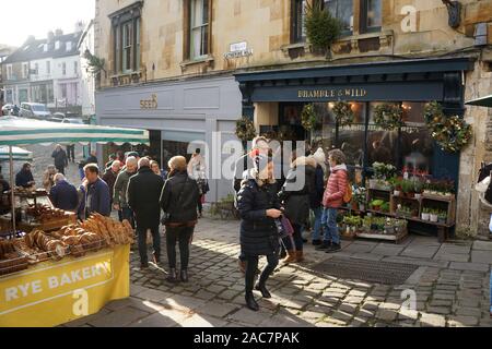 Frome, Somerset, UK. 1. Dezember 2019. Der jährliche Weihnachtsmarkt zieht Tausende von Menschen in den engen Gassen des kleinen Stadt in Somerset. Hunderte von unabhängigen stall Inhaber mit einer Reihe von Handwerk, Essen und Vintage waren die Massen locken. Dieser lebendigen Ereignis monatliche Veranstaltung bekannt in der Region mit vielen Reisen aus über die South West England mit den Weihnachtsmarkt einer der festen Favoriten und Tradition in der saisonalen Kalender zu besuchen geworden ist. Credit: Casper Farrell/Alamy Nachrichten Stockfoto