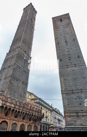 Zwei Türme von Bologna an einem regnerischen Tag: Asinelli und Garisenda in der Alten Stadt, Italien. Stockfoto