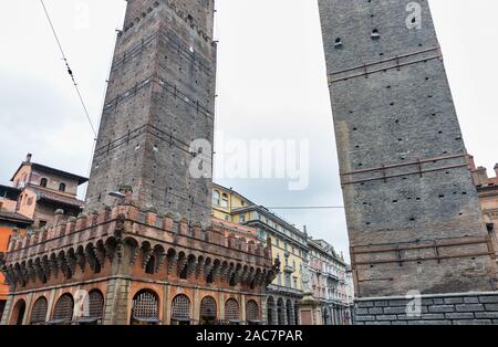 Zwei Türme von Bologna an einem regnerischen Tag: Asinelli und Garisenda in der Alten Stadt, Italien. Stockfoto