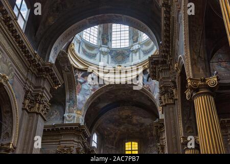 Kirche Heiligen Bartholomäus und Gaetano Interieur in Bologna, Italien. Wände und Decken mit Fresken bemalt. Stockfoto