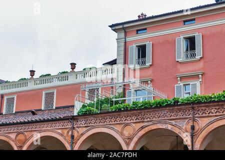 Terrasse und alten Wohn- Architektur auf einem raiuny Tag in Bologna, Italien. Stockfoto