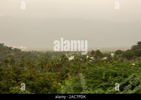 Einen wunderschönen Blick auf den Ebenen von einem Hügel in Salem, Tamil Nadu, Indien. Schöne Ausblicke auf die Landschaft der Stadt mit viel Grün rund um Stockfoto