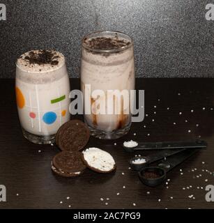 Hausgemachte Schokolade Milchshake und Cookies Stockfoto