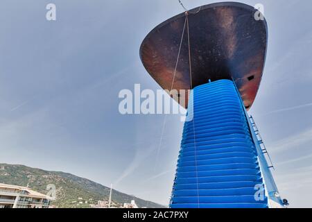 Cruise Ship in der Nahaufnahme gegen Bastia Stadtbild und klaren blauen Himmel Hintergrund. Insel Korsika, Frankreich. Stockfoto