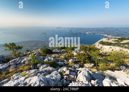 Wanderung zum Sv. Ilija in den Bergen oberhalb von Orebić mit Blick auf Korcula, Dalmatien, Kroatien Stockfoto