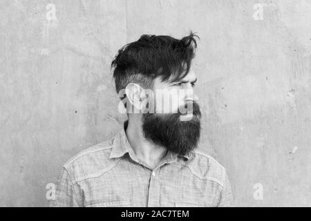 Gefühl manly. Styling Bart und Schnurrbart. Gesichtsbehaarung Behandlung. Hipster mit Bart brutalen Kerl. Fashion Trend Bart Pflege. Brutalität und Schönheit. Männlichkeit Konzept. Friseur Bart Pflege. Stockfoto