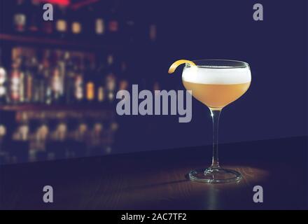 Whiskey Sour Cocktail - Bourbon mit Zitronensaft, Zucker, Sirup und Eiweiß in einem speziellen Glas mit Kopie Raum Stockfoto