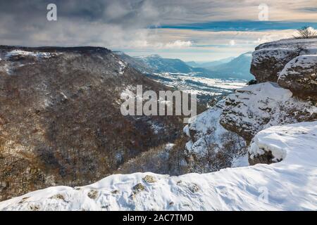 Natürliche Felsen und Sicht im Winter. Stockfoto