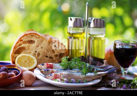 Mediterrane Fisch auf dem Teller, Sardinen und Lebensmittelzutaten Stockfoto