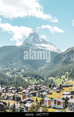 Herrliche Aussicht auf den wunderschönen alpinen Dorf Zermatt in der Schweiz im Sommer. Berühmte Matterhorn im Hintergrund. Typische Alpine Mountain Chalets. Schweizer Alpen, alpine Landschaft. Stockfoto