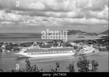 Castries, St. Lucia - 11. November 2015: großes Kreuzfahrtschiff oder Liner Carnival Liberty. touristische Boot in die Bucht oder den Hafen. malerische Landschaft. Luxus Reise. Sommer Reisen und Urlaub. Wasser transportieren. Stockfoto