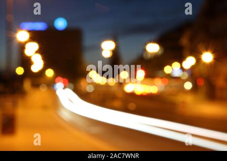 Aus urbanen Nacht Szene mit verschwommenen Ampel und leichte Spuren der ein Auto in Bewegung Stockfoto