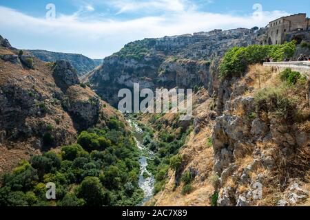 La Gravina di Matera, eine tiefe Schlucht um die Kante der Sassi von Matera, Basilikata, Süditalien läuft Stockfoto