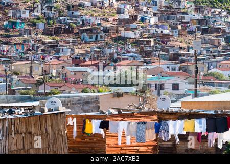 Blick auf eine Afrikanische verarmte Gemeinde oder Slums mit Blechhütten und Gehäuse in Robertson, Südafrika Stockfoto