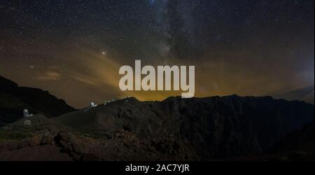 Die Spitze der gigantischen Vulkan mit Sternwarte unter der hellen Sterne. Milchstraße auf der darky orange purple Mountain Sky. Türme und Tun Stockfoto